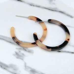 🆕 1” Resin Hoop Earrings - Cream and Brown